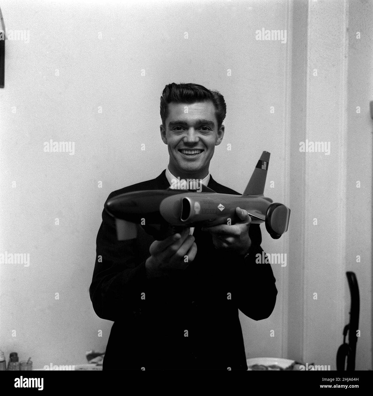 Craig Breedlove est un pilote de voiture de course professionnel américain et cinq fois détenteur du record de vitesse terrestre mondial.Il a été la première personne de l'histoire à atteindre 500 mph, et 600 mph, en utilisant plusieurs véhicules turbopropulseurs, tous nommés Spirit of America.(Photo) Craig Breedlove l'homme le plus rapide sur terre avec un modèle de sa voiture Spirit of America.24th octobre 1963 Banque D'Images