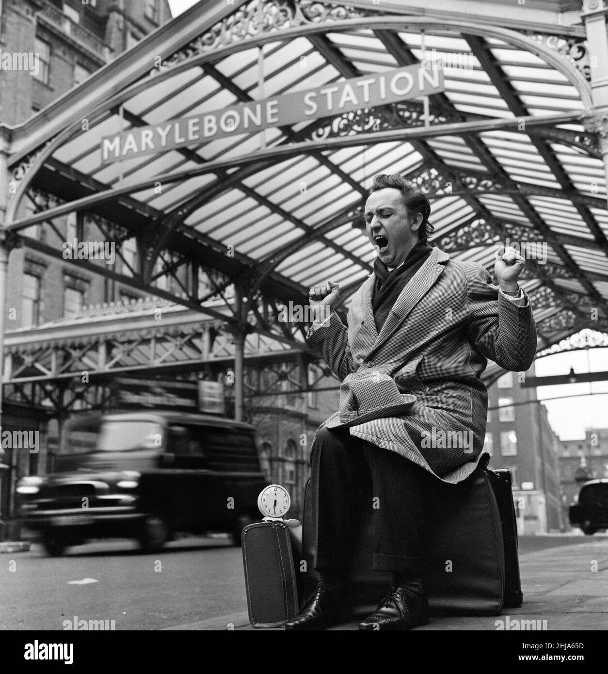 Comédien Ken Dodd à Marylebone Station, Londres.13th avril 1964. Banque D'Images