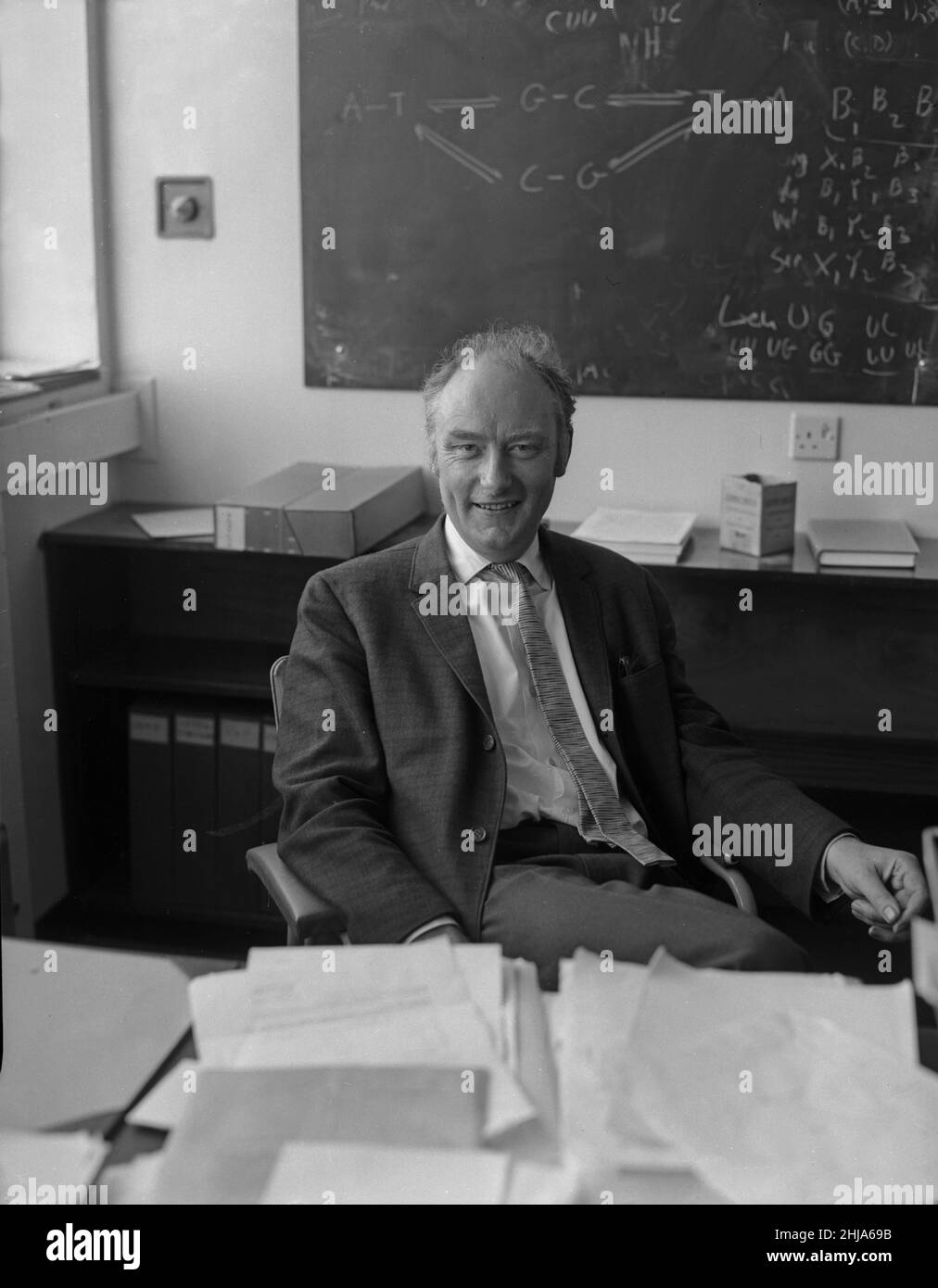 Dr Francis Crick vu ici au Laboratoire de biologie moléculaire de l'Université de Cambridge, suite à l'annonce que lui et James Watson ont reçu le Prix Nobel de la paix pour la médecine pour leur découverte de la structure de l'ADN.Octobre 1962 Banque D'Images