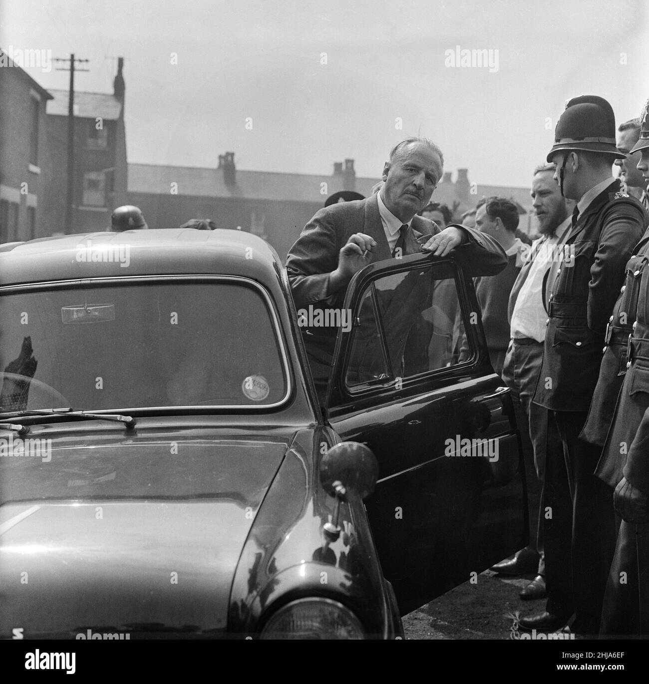 Sir Oswald Mosley se rend à Manchester pour participer à une marche organisée par son Union britannique des partisans des fascistes, dimanche 29th juillet 1962.Quand les quatre-vingt marcheurs se sont rassemblés, une foule en colère les a précipités et Mosley a disparu dans une vague de poings et de bottes volants et ses bannières de groupe ont été déchirées pour les tatouer.La police a brisé la foule des combats et a secouru Mosley, 65 ans, mais la marche s'est rapidement transformée en une émeute causant un mile de terreur avec des combats qui éclatent à quelques mètres.De nombreux marcheurs sont tombés avec des visages qui se saignent et des vêtements déchirés.Les autres ont été pillés avec des pierres, des pièces de monnaie, des choux, des tomates A. Banque D'Images Sir Oswald Mosley se rend à Manchester pour participer à une marche organisée par son Union britannique des partisans des fascistes, dimanche 29th juillet 1962.Quand les quatre-vingt marcheurs se sont rassemblés, une foule en colère les a précipités et Mosley a disparu dans une vague de poings et de bottes volants et ses bannières de groupe ont été déchirées pour les tatouer.La police a brisé la foule des combats et a secouru Mosley, 65 ans, mais la marche s'est rapidement transformée en une émeute causant un mile de terreur avec des combats qui éclatent à quelques mètres.De nombreux marcheurs sont tombés avec des visages qui se saignent et des vêtements déchirés.Les autres ont été pillés avec des pierres, des pièces de monnaie, des choux, des tomates A. Banque D'Images