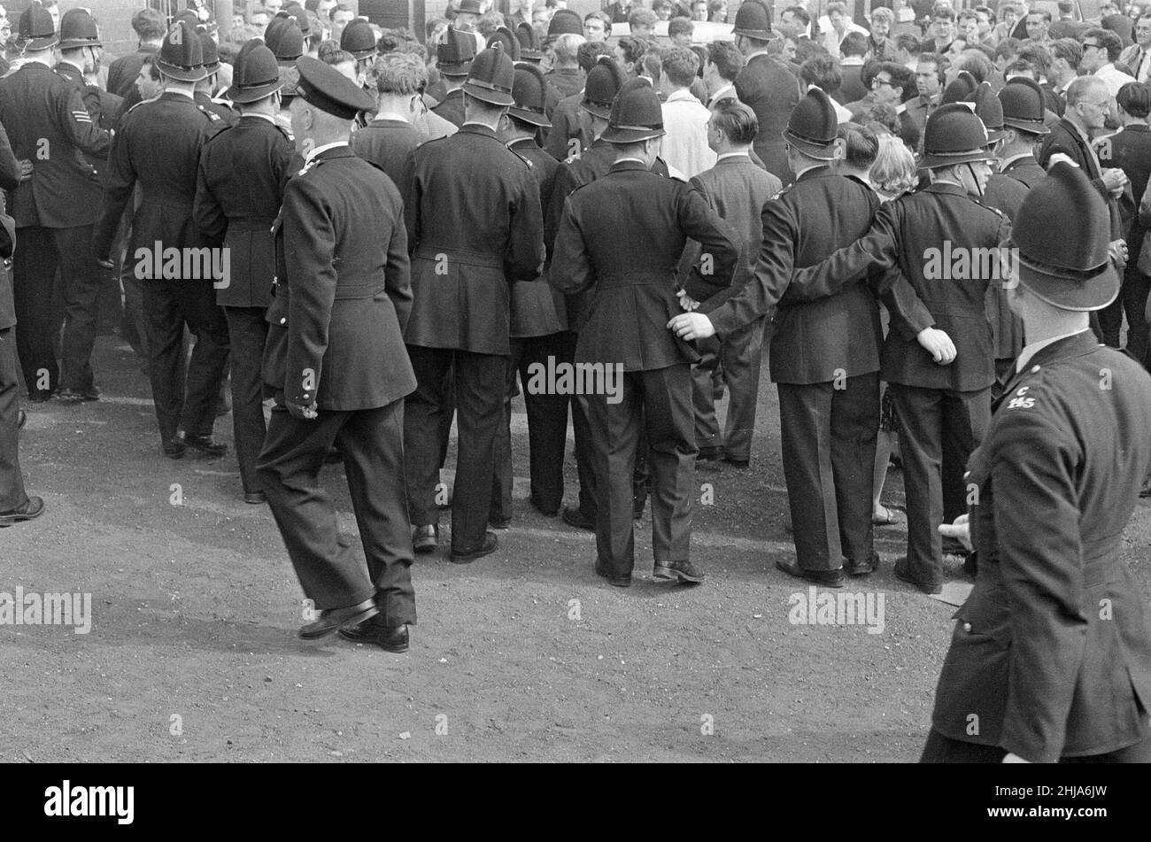 Sir Oswald Mosley se rend à Manchester pour participer à une marche organisée par son Union britannique des partisans des fascistes, dimanche 29th juillet 1962.Quand les quatre-vingt marcheurs se sont rassemblés, une foule en colère les a précipités et Mosley a disparu dans une vague de poings et de bottes volants et ses bannières de groupe ont été déchirées pour les tatouer.La police a brisé la foule des combats et a secouru Mosley, 65 ans, mais la marche s'est rapidement transformée en une émeute causant un mile de terreur avec des combats qui éclatent à quelques mètres.De nombreux marcheurs sont tombés avec des visages qui se saignent et des vêtements déchirés.Les autres ont été pillés avec des pierres, des pièces de monnaie, des choux, des tomates A. Banque D'Images Sir Oswald Mosley se rend à Manchester pour participer à une marche organisée par son Union britannique des partisans des fascistes, dimanche 29th juillet 1962.Quand les quatre-vingt marcheurs se sont rassemblés, une foule en colère les a précipités et Mosley a disparu dans une vague de poings et de bottes volants et ses bannières de groupe ont été déchirées pour les tatouer.La police a brisé la foule des combats et a secouru Mosley, 65 ans, mais la marche s'est rapidement transformée en une émeute causant un mile de terreur avec des combats qui éclatent à quelques mètres.De nombreux marcheurs sont tombés avec des visages qui se saignent et des vêtements déchirés.Les autres ont été pillés avec des pierres, des pièces de monnaie, des choux, des tomates A. Banque D'Images