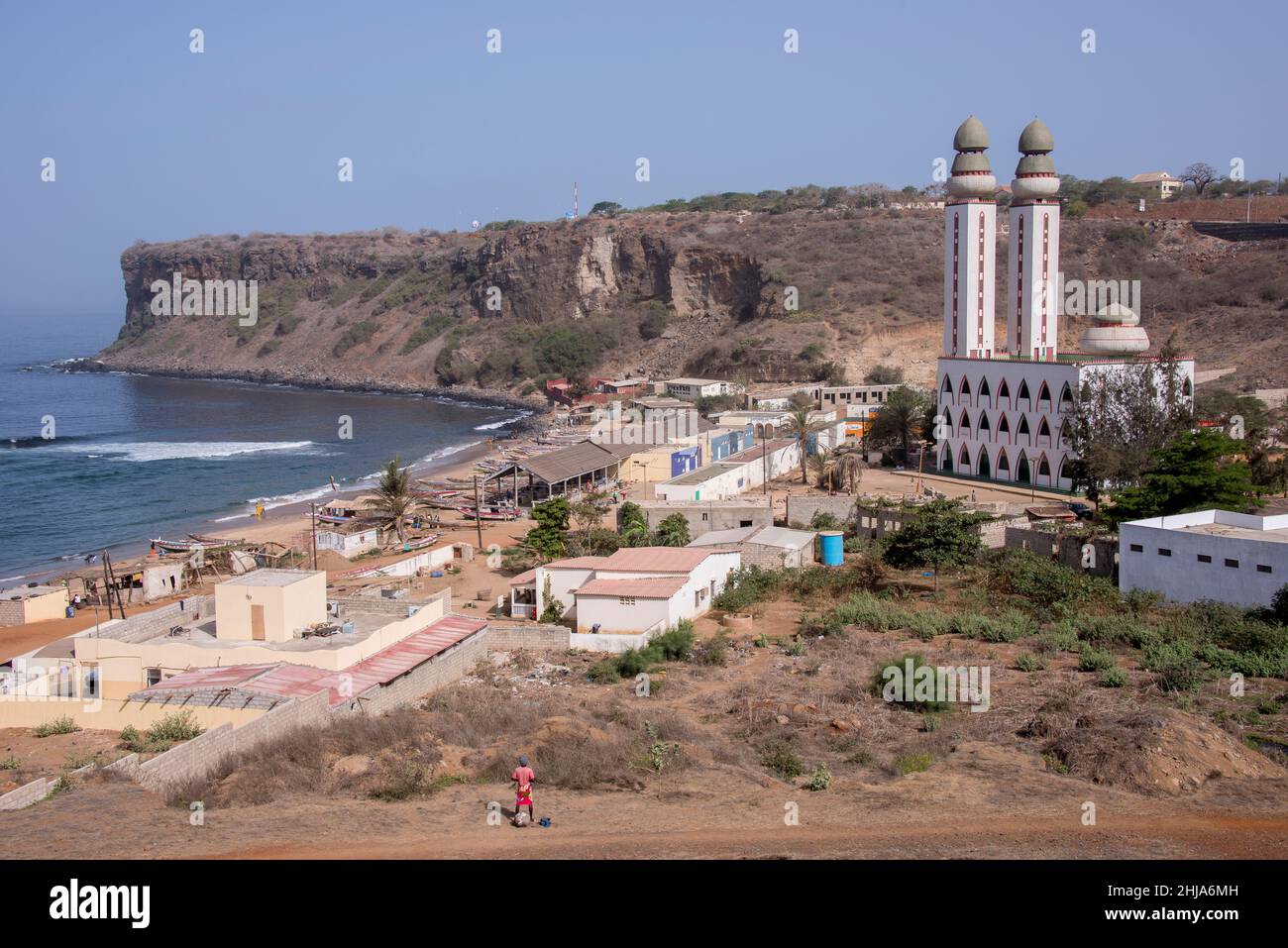 Village d'Ouakam et mosquée de la Divinité sur la côte de Dakar, Sénégal Banque D'Images