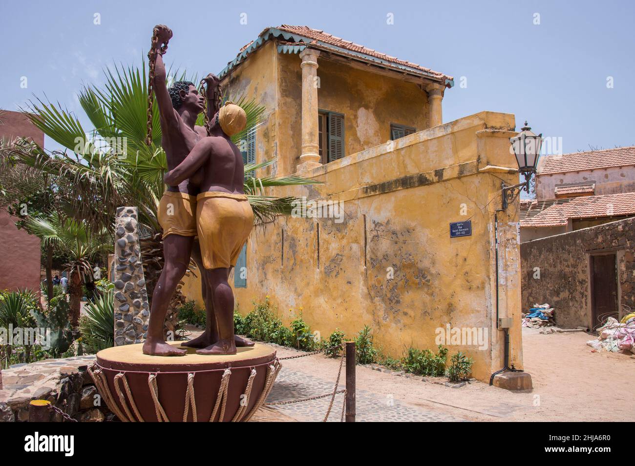 Centre-ville et fin de la statue de l'esclavage sur l'île de Goree, Sénégal Banque D'Images