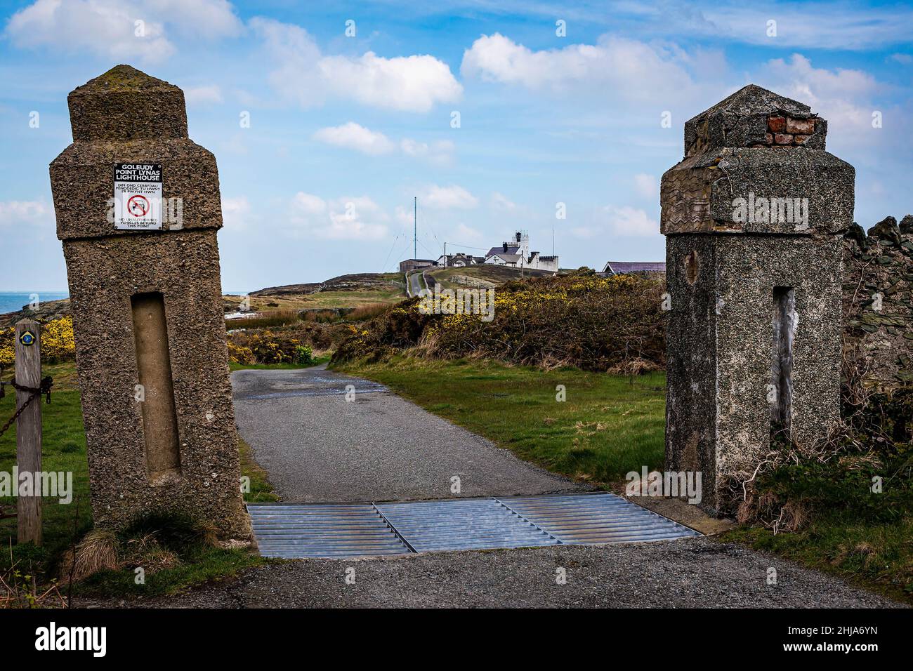 Les poteaux d'entrée endommagés menant au phare historique de point Lynas, maintenant sous les soins de Trinity House comme maisons privées et accommoda de vacances Banque D'Images