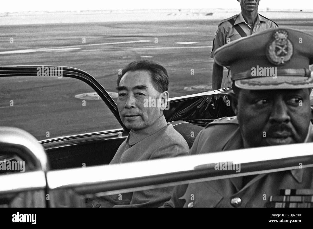 Zhou Enlai Premier ministre de la République populaire de Chine, vu ici arrivant à l'aéroport de Khartoum.1st février 1964 Banque D'Images