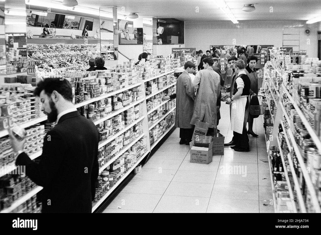 Shoppers, supermarché Fine Fare, Wilton, Londres, 29th octobre 1963.Allée de magasinage, articles sur les tablettes.Assistants d'atelier, étagères empilables. Banque D'Images