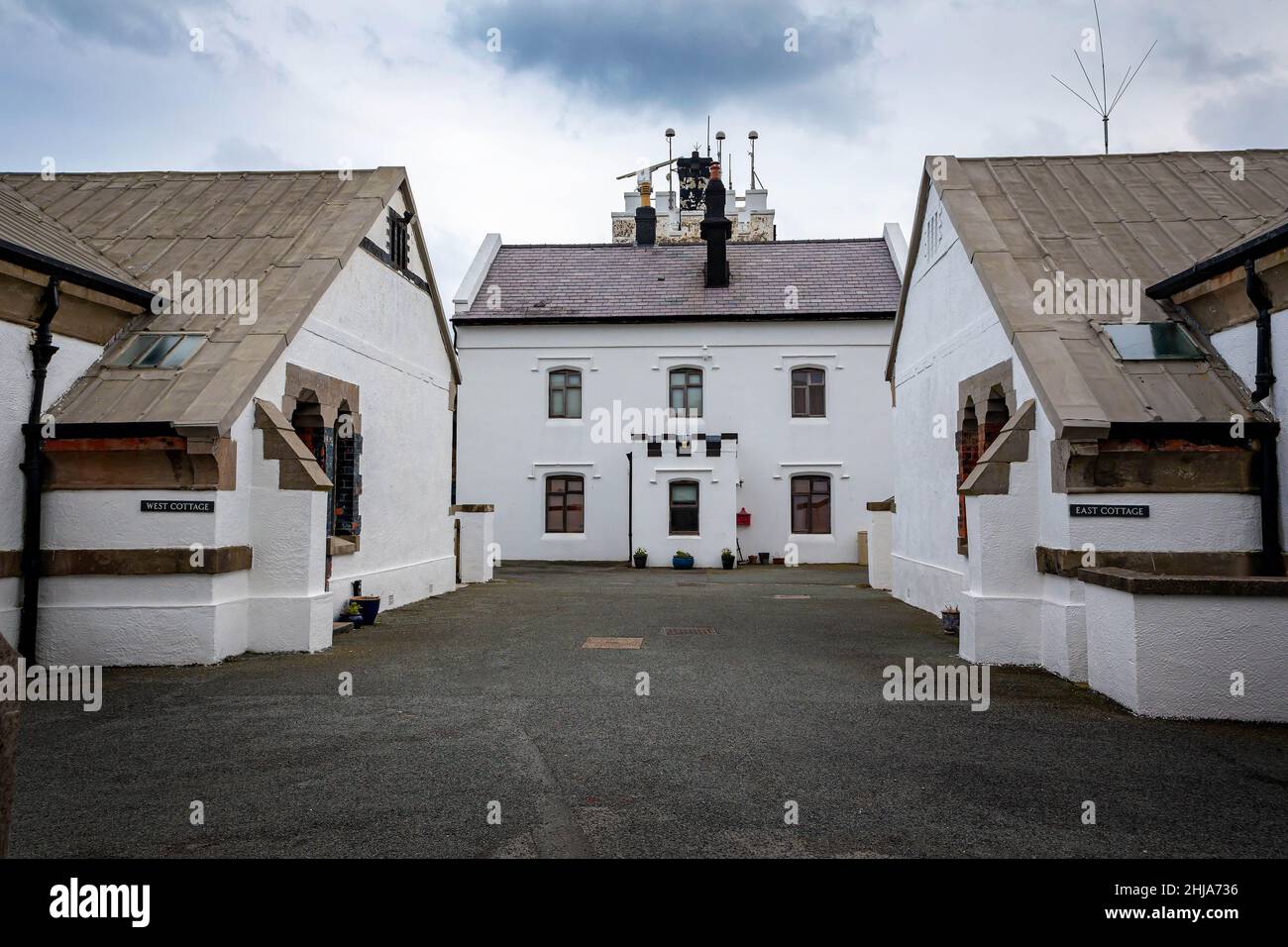 À l'intérieur des portes du phare historique de point Lynas, maintenant sous le soin de Trinity House comme maisons privées et hébergement de vacances Banque D'Images