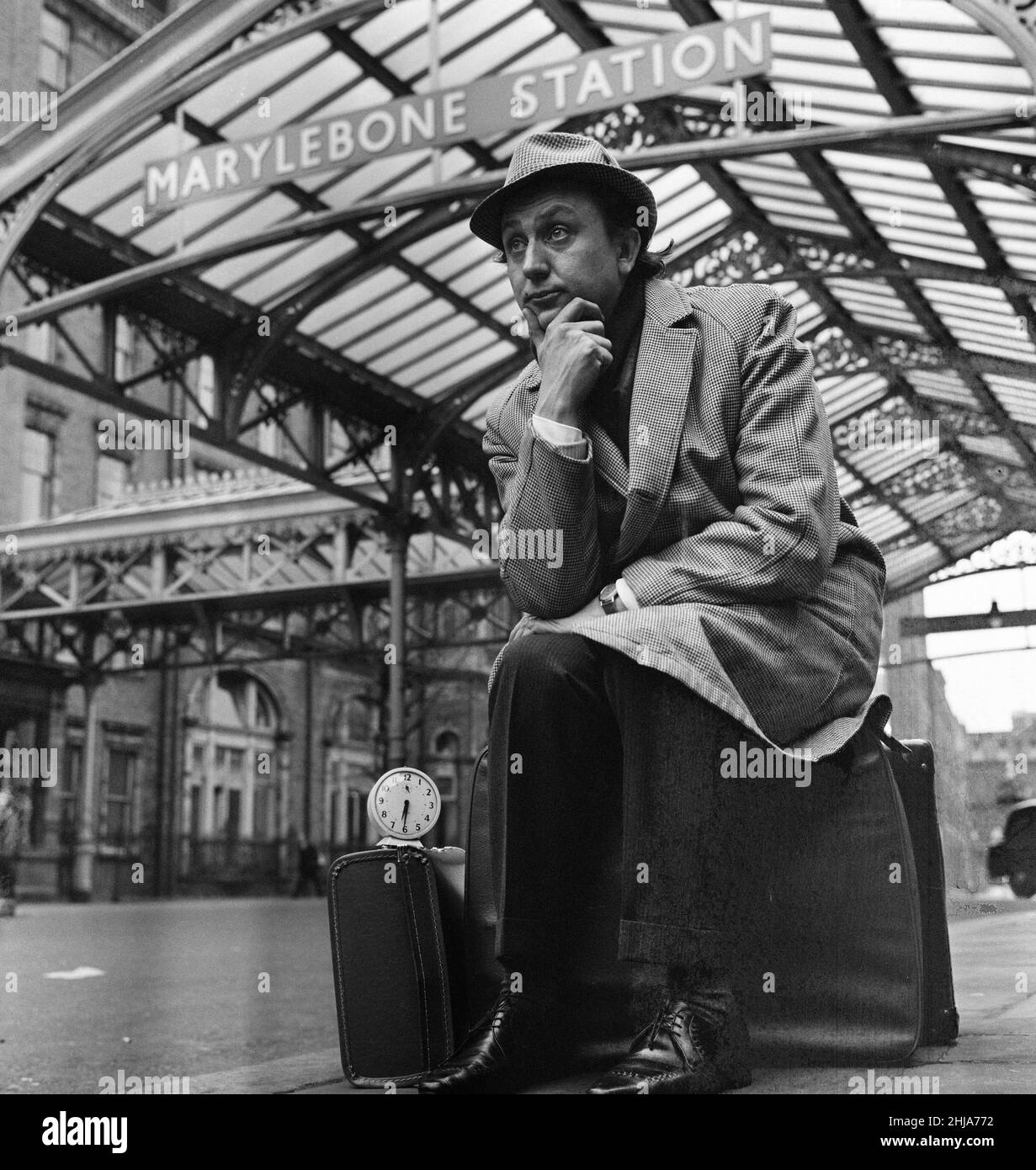 Comédien Ken Dodd à Marylebone Station, Londres.13th avril 1964. Banque D'Images