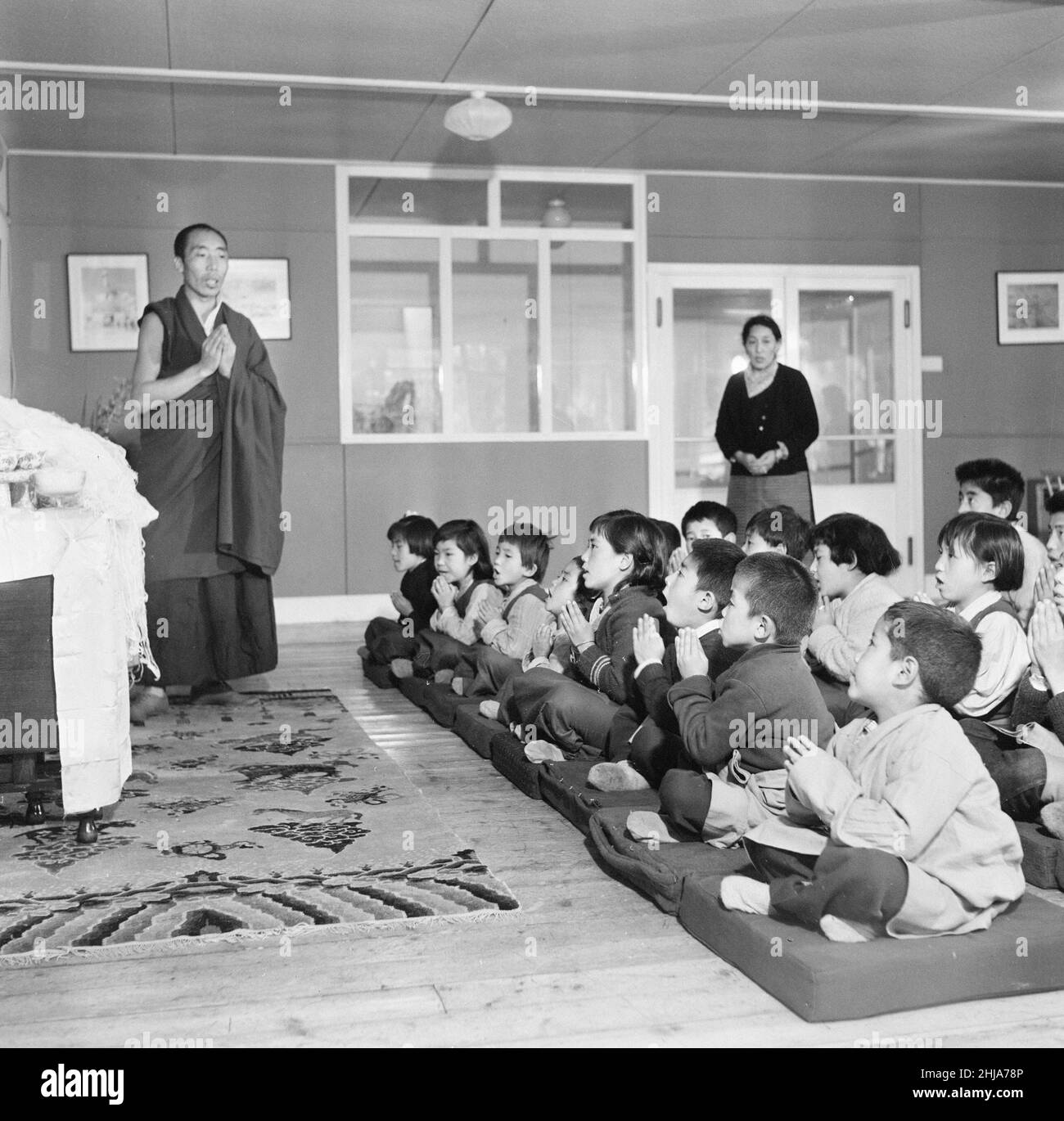 Enfants tibétains réfugiés au village Pestalozzi pour enfants de Sedlescombe, East Sussex, 7th mars 1963.Notre photo montre ...Les enfants participent aux prières bouddhistes deux fois par jour.Les treize garçons et huit filles sont arrivés au Royaume-Uni, d'un camp de réfugiés dans le nord de l'Inde.Beaucoup sont maintenant orphelins, les enfants ont fui l'occupation et la persécution chinoises.La communauté porte le nom de Johann Heinrich Pestalozzi, éducateur suisse du XVIIIe siècle, qui a consacré sa vie à la fermeture des divisions de la société par l'éducation de toute la personne, de sa tête, de son cœur et de ses mains. Banque D'Images