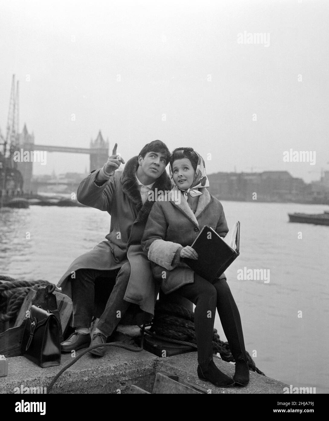 Alan Bates et Millicent Martin par la Tamise pendant le tournage de "rien, mais le meilleur" .2nd mai 1963 Banque D'Images