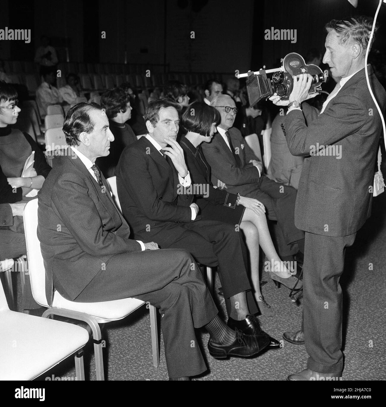 Répétition du premier Sunday Times International Fashion Awards dans la Grand Ballroom de l'hôtel Hilton de Londres.De gauche à droite, Emilio Pucci, Pierre Cardin, Mary Quant et James laver, l'autorité de la mode.15th octobre 1963. Banque D'Images