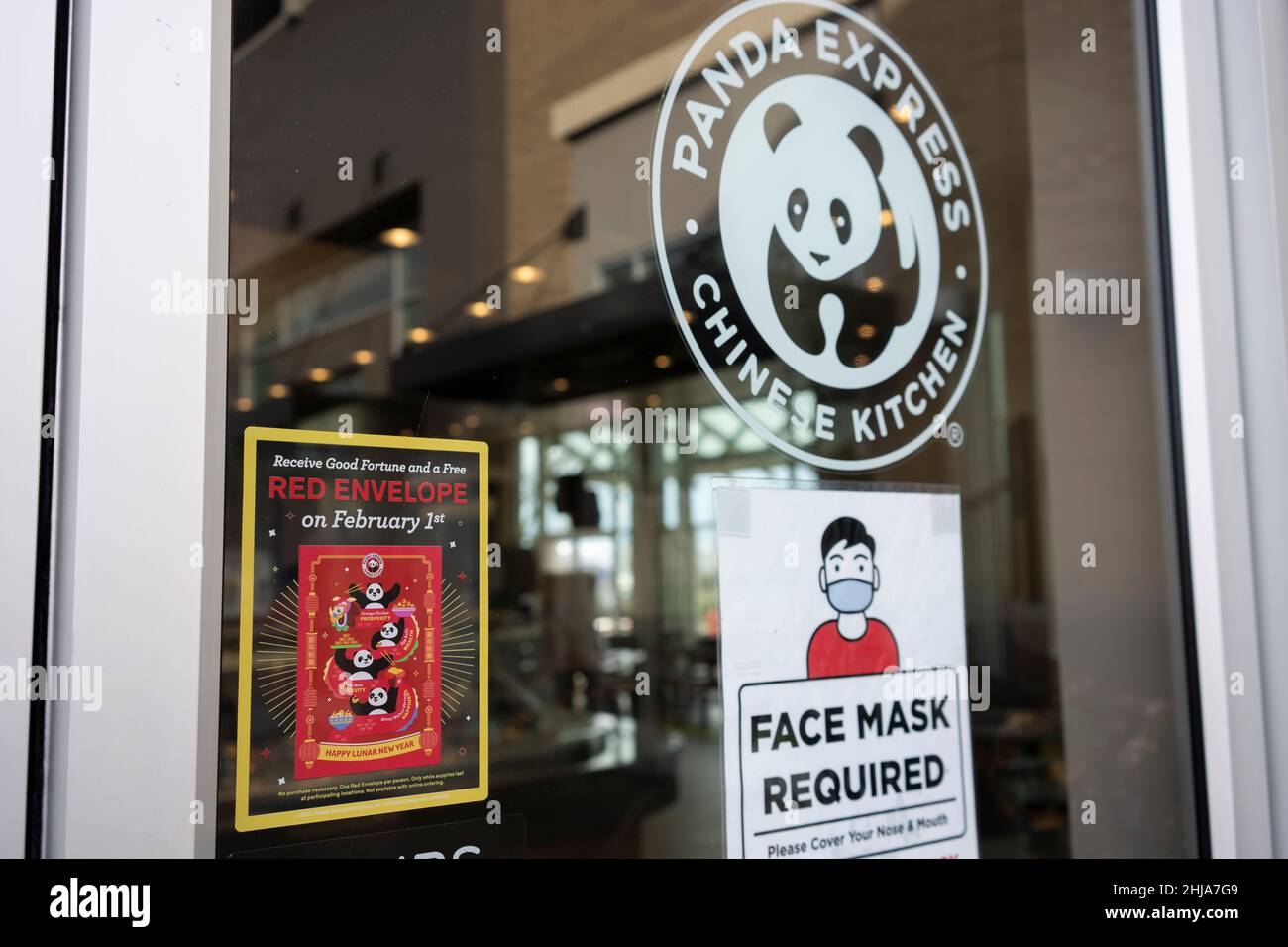 L'événement promotionnel de l'enveloppe rouge pour célébrer le nouvel an chinois est annoncé à l'entrée d'un restaurant Panda Express dans le nord-est... Banque D'Images