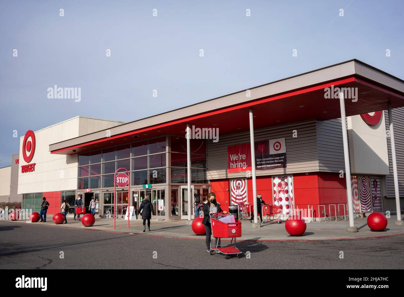Les acheteurs masqués à l'extérieur d'un magasin Target dans le nord-est de Portland, Oregon, le vendredi 14 janvier 2022,Pendant le pompage de la variante Omicron. Banque D'Images