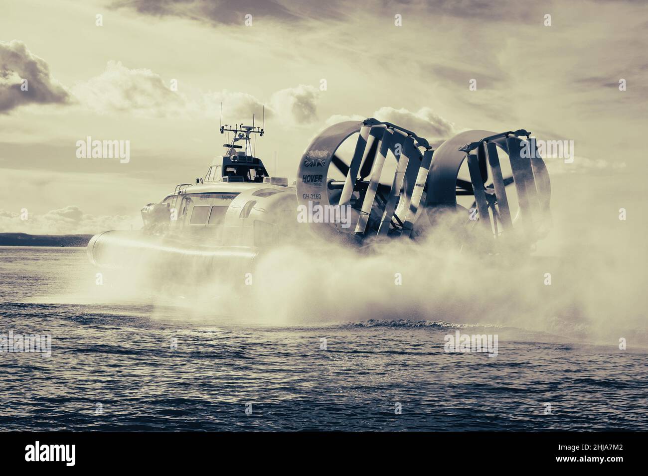 Aéroglisseur sur le chemin de Southsea à Ryde sur l'île de Wight par une journée ensoleillée Banque D'Images