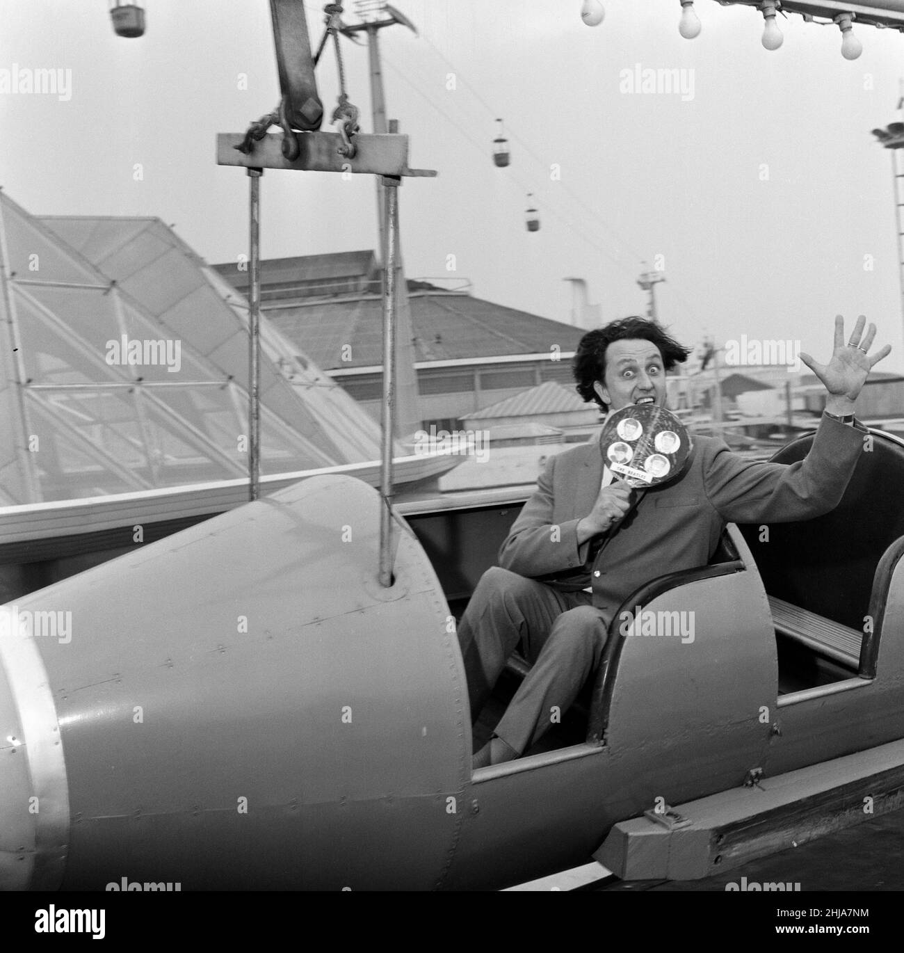 Ken Dodd, qui apparaît dans le « Big Show of 1964 » à l'opéra de Blackpool, visite la plage Pleasure Beach.Ken tente vraiment de lécher les Beatles alors que son nouveau record 'Happiness' se dirige vers les vingt premiers.17th juillet 1964. Banque D'Images