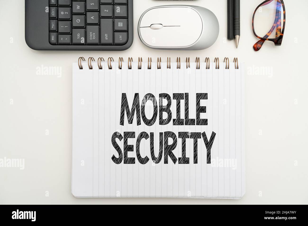 Inspiration montrant Sign Mobile Security.Mot pour les efforts visant à sécuriser les données sur les appareils mobiles tels que les smartphones Office Supplies Over Desk avec Banque D'Images