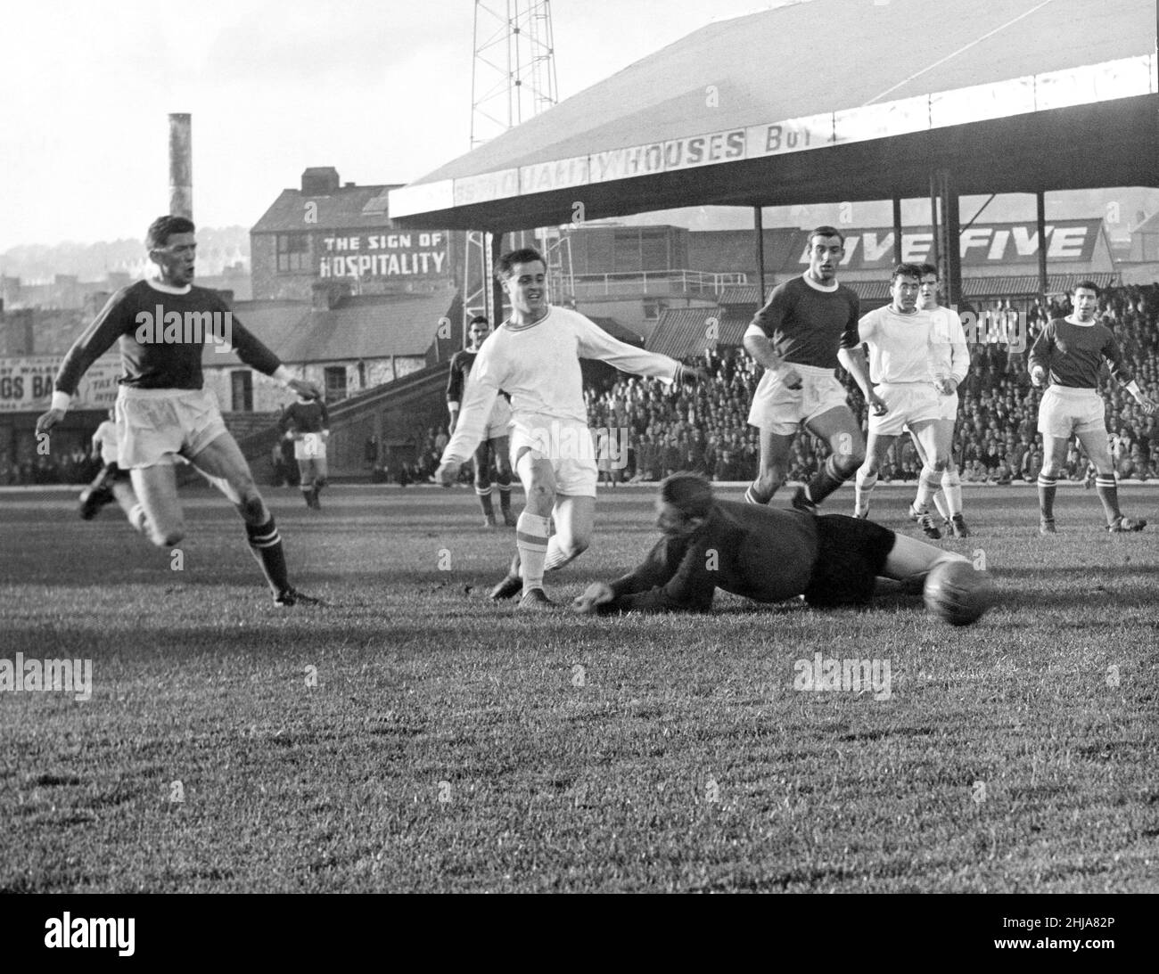 Sport - football - Swansea Town - le centre de Swansea avant Todd a glissé le ballon devant le gardien de but Walsall Boswell pour marquer le premier de ses trois buts au Vetch Field - 5th novembre 1962 Banque D'Images