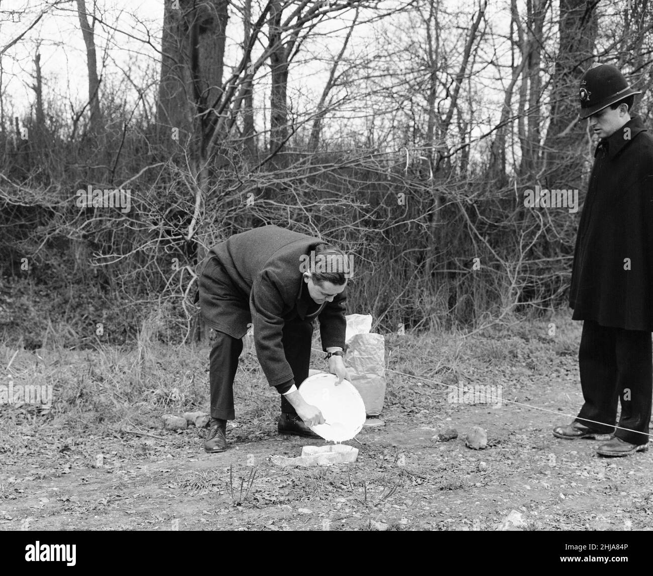 Kim Roberts meurtre.Insp. DétectiveFrank Woodward , Chelmsford H.Q, prenant une fonte de plâtre de traces de pneu près de l'endroit où son corps a été trouvé.5th mars 1964. Banque D'Images