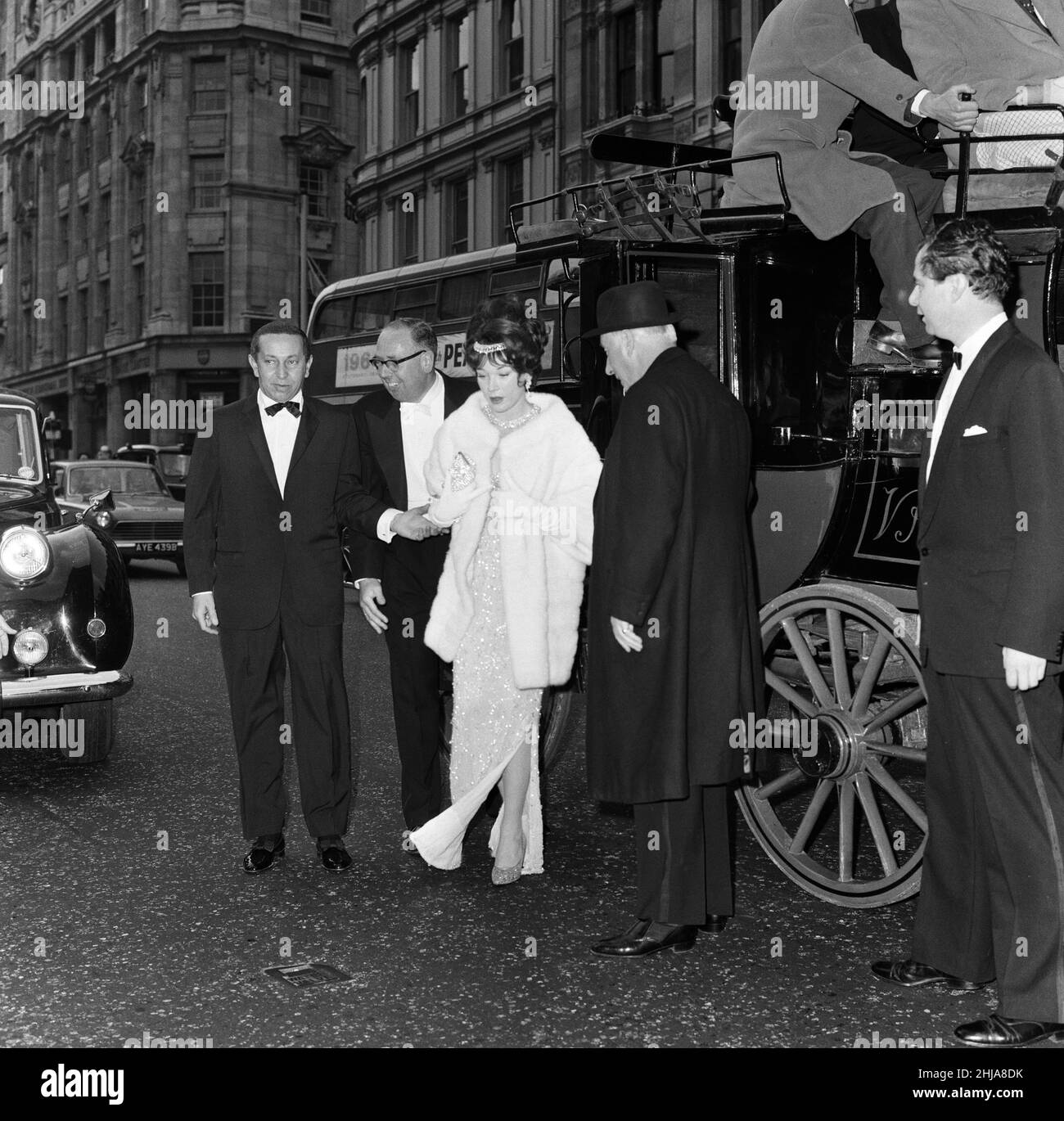 La première du film « What a Way to Go! »Tenu au Carlton Cinema, Haymarket.Star du film, Shirley MacLaine est photographiée avec une robe « longue » et près de £50 000 valeur de bijoux.1st juillet 1964. Banque D'Images