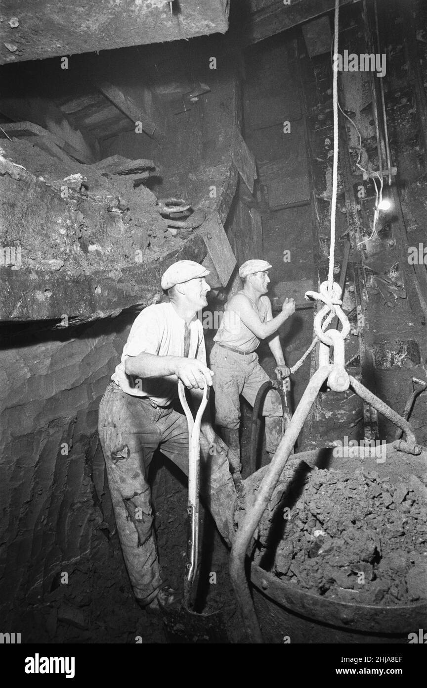 Les ouvriers de la construction creusent le nouveau tunnel de Blackwall dans des conditions boueuses et humides, sous la Tamise.11th mai 1962 Banque D'Images