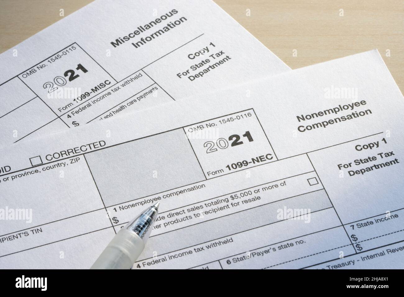 Gros plan des formulaires 1099-NEC et 1099-MISC.L'IRS a réintroduit le formulaire 1099-NEC comme nouvelle façon de déclarer le revenu d'un travail indépendant au lieu du 1099-MISC. Banque D'Images