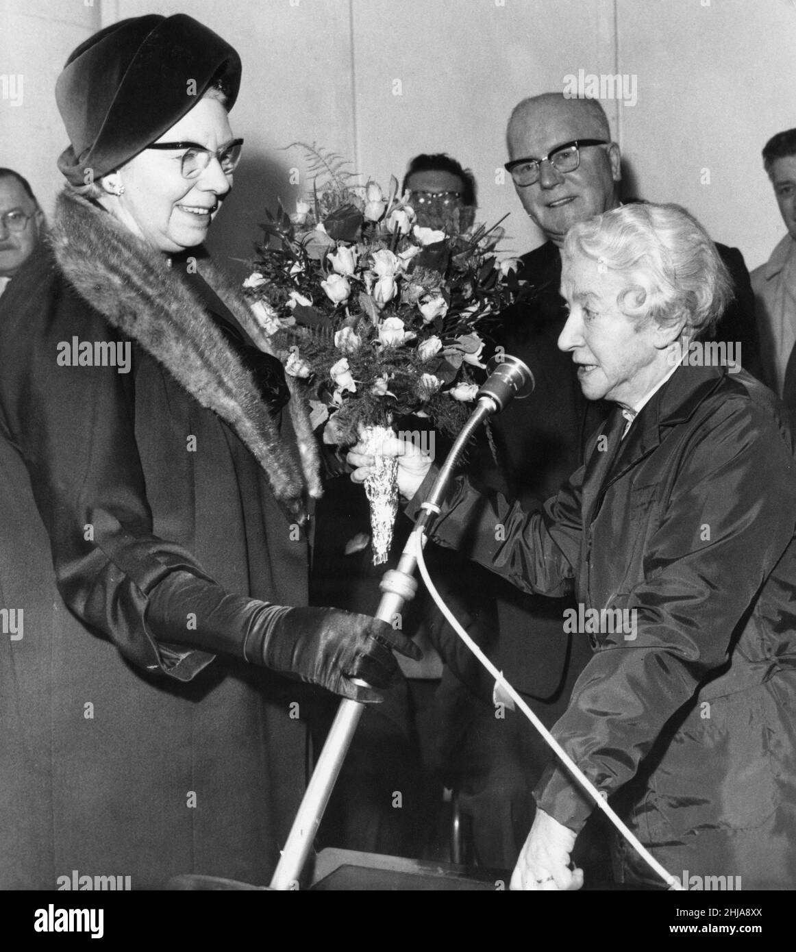 St John's Retail Market, Liverpool, le 13th mars 1964.La Dame Mayoress de Liverpool, Mme John McMillan, reçoit un bouquet de Mme Jinny Reilly, âgée de 80 ans, qui vend des fleurs depuis plus de soixante ans. Banque D'Images
