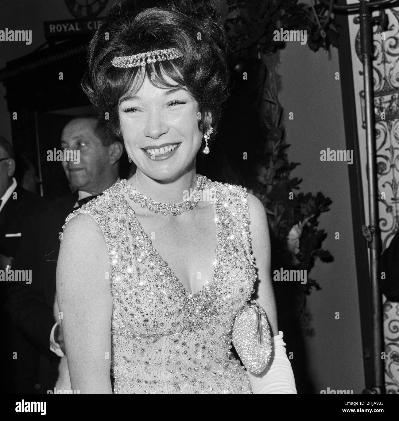 La première du film « What a Way to Go! »Tenu au Carlton Cinema, Haymarket.Star du film, Shirley MacLaine est photographiée avec une robe « longue » et près de £50 000 valeur de bijoux.1st juillet 1964. Banque D'Images