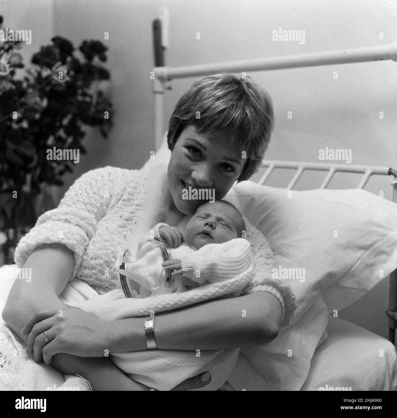 L'actrice Julie Andrews de la renommée « My Fair Lady » photographiée à la clinique de Londres avec sa nouvelle fille qui portera le nom d'Emma, Kate, Sarah ou Joanna.Il a également été annoncé aujourd'hui que Julie fera ses débuts dans le film « Cary Poppins » de Walt Disney.28th novembre 1962. Banque D'Images