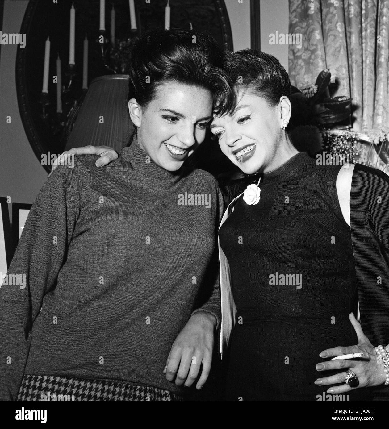 Liza Minnelli, 18 ans, est photographiée avec sa mère Judy Garland, 42 ans.Liza s'est rendu à Londres pour parler de sa grande chance - une émission de télévision britannique qu'ils doivent regarder ensemble.11th septembre 1964. Banque D'Images