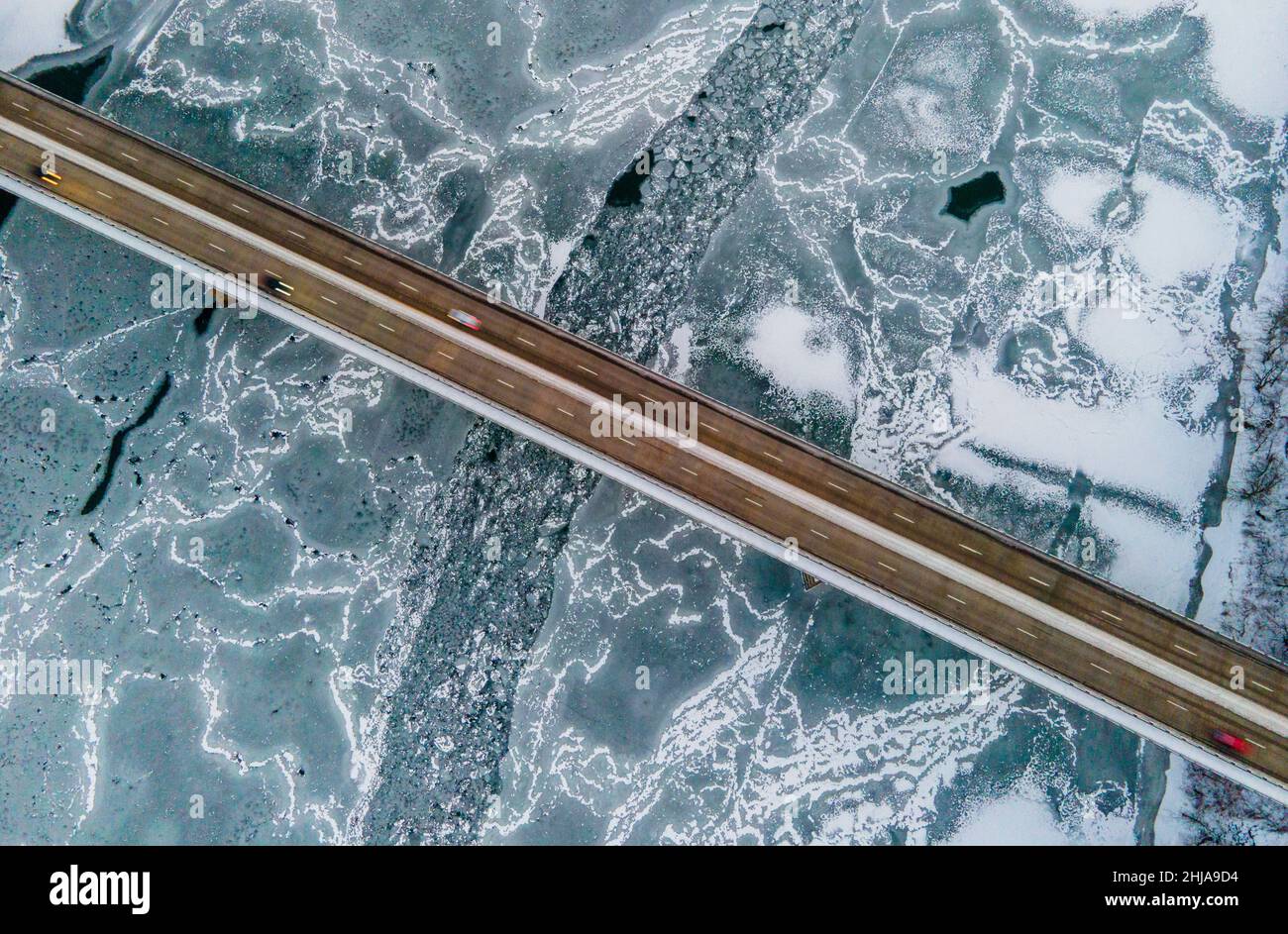 La glace se forme sur la rivière Allegheny, sous le pont Donald R. Lobaugh, à Freeport, en Pennsylvanie, le 26 janvier 2022.La glace est une préoccupation récurrente en hiver pour les industries qui dépendent de la navigation pour transporter des marchandises en raison des blocages qui peuvent se produire aux écluses et aux barrages exploités par le U.S. Army corps of Engineers Pittsburgh District.Pour prendre de l'avance sur les impacts de navigation, le district de Pittsburgh est membre du comité de l'eau glacée dans lequel ils collaborent chaque semaine avec des partenaires locaux, d'État et fédéraux pour examiner les préoccupations de glace sur les voies de circulation.Le comité utilise les prévisions météorologiques ainsi qu'une da Banque D'Images