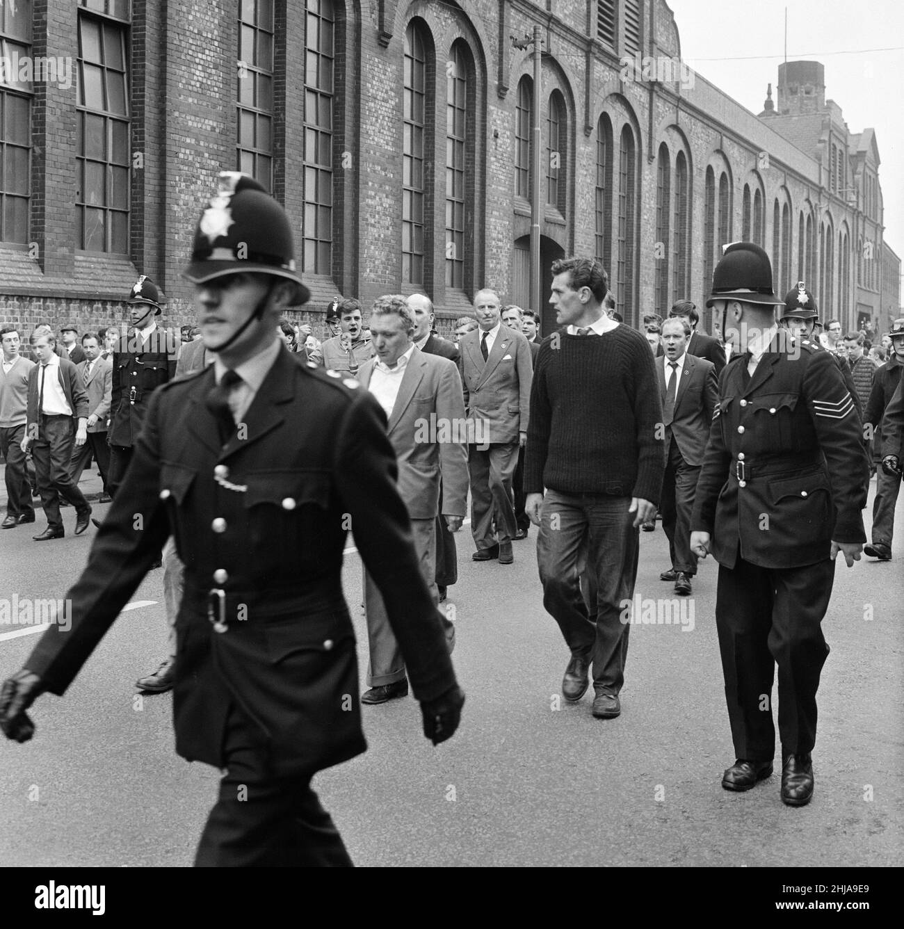 Sir Oswald Mosley se rend à Manchester pour participer à une marche organisée par son Union britannique des partisans des fascistes, dimanche 29th juillet 1962.Quand les quatre-vingt marcheurs se sont rassemblés, une foule en colère les a précipités et Mosley a disparu dans une vague de poings et de bottes volants et ses bannières de groupe ont été déchirées pour les tatouer.La police a brisé la foule des combats et a secouru Mosley, 65 ans, mais la marche s'est rapidement transformée en une émeute causant un mile de terreur avec des combats qui éclatent à quelques mètres.De nombreux marcheurs sont tombés avec des visages qui se saignent et des vêtements déchirés.Les autres ont été pillés avec des pierres, des pièces de monnaie, des choux, des tomates A. Banque D'Images Sir Oswald Mosley se rend à Manchester pour participer à une marche organisée par son Union britannique des partisans des fascistes, dimanche 29th juillet 1962.Quand les quatre-vingt marcheurs se sont rassemblés, une foule en colère les a précipités et Mosley a disparu dans une vague de poings et de bottes volants et ses bannières de groupe ont été déchirées pour les tatouer.La police a brisé la foule des combats et a secouru Mosley, 65 ans, mais la marche s'est rapidement transformée en une émeute causant un mile de terreur avec des combats qui éclatent à quelques mètres.De nombreux marcheurs sont tombés avec des visages qui se saignent et des vêtements déchirés.Les autres ont été pillés avec des pierres, des pièces de monnaie, des choux, des tomates A. Banque D'Images