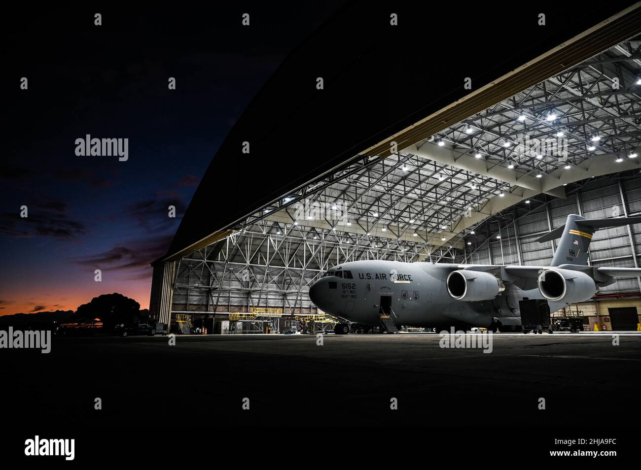 Un C-17 Globemaster III se trouve dans le hangar 34 à la base conjointe Pearl Habor-Hickam, Hawaii, le 25 janvier 2022.L'aéronef cargo est affecté au 535th Escadron de transport aérien, qui effectue plus de 3 200 heures de vol par année pour soutenir un Indo-Pacific libre et ouvert.(É.-U.Photo de la Force aérienne par le sergent d'état-major.Alan Ricker) Banque D'Images