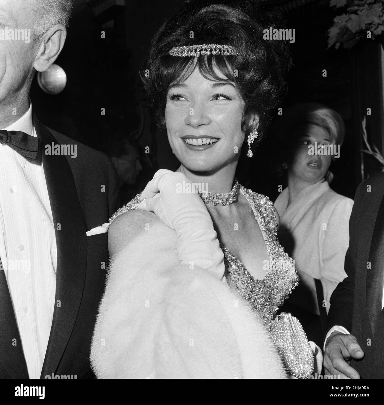 La première du film « What a Way to Go! »Tenu au Carlton Cinema, Haymarket.Star du film, Shirley MacLaine est photographiée avec une robe « longue » et près de £50 000 valeur de bijoux.1st juillet 1964. Banque D'Images