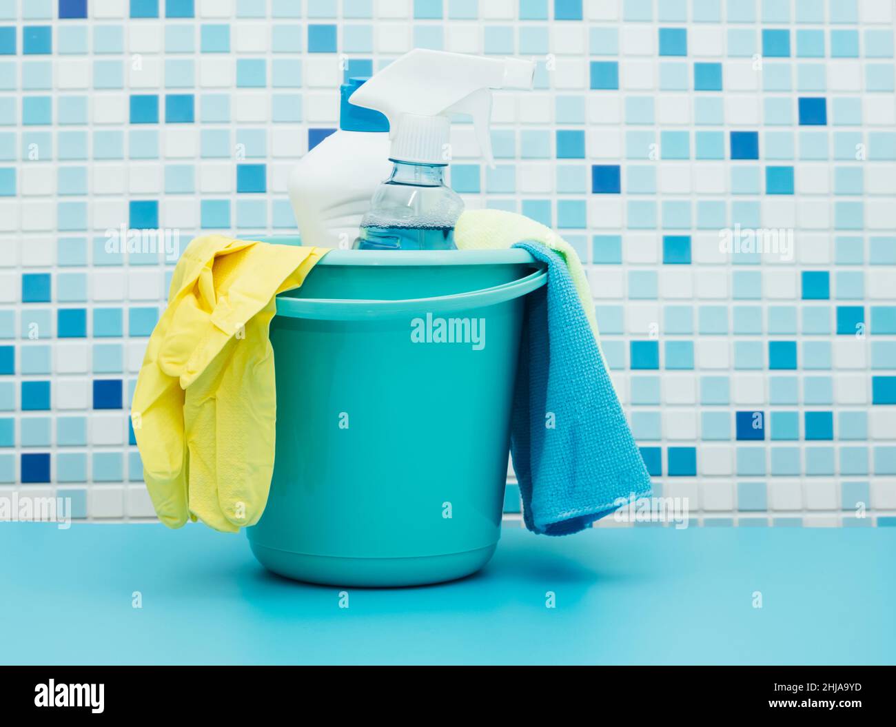 Nettoyants et détergents en seau, accessoires pour le nettoyage de diverses surfaces et pièces fond bleu Banque D'Images