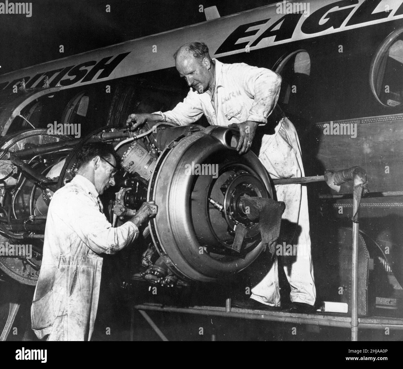 British Eagle International Airlines une importante compagnie aérienne britannique indépendante qui a fonctionné de 1948 jusqu'à sa liquidation en 1968.Notre photo montre ...Les ingénieurs de British Eagle effectuent l'entretien du moteur de l'avion, à l'aéroport de Liverpool Speke, le jeudi 23rd juillet 1964. Banque D'Images