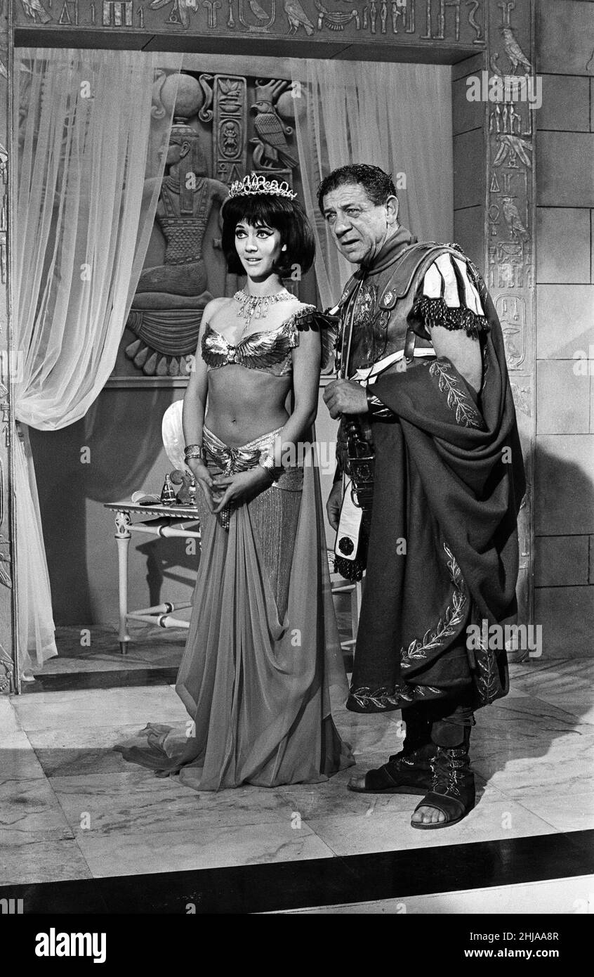 Amanda Barrie et Sid James sur le set de «Carry On Cleo» à Pinewood Studios, Buckinghamshire.4th août 1964. Banque D'Images