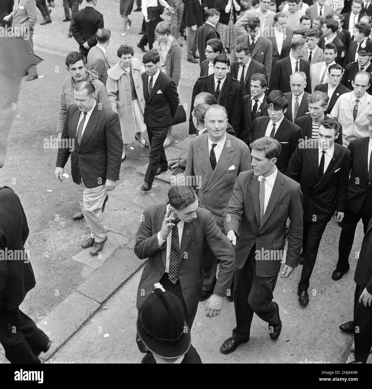 Sir Oswald Mosley se rend à Manchester pour participer à une marche organisée par son Union britannique des partisans des fascistes, dimanche 29th juillet 1962.Quand les quatre-vingt marcheurs se sont rassemblés, une foule en colère les a précipités et Mosley a disparu dans une vague de poings et de bottes volants et ses bannières de groupe ont été déchirées pour les tatouer.La police a brisé la foule des combats et a secouru Mosley, 65 ans, mais la marche s'est rapidement transformée en une émeute causant un mile de terreur avec des combats qui éclatent à quelques mètres.De nombreux marcheurs sont tombés avec des visages qui se saignent et des vêtements déchirés.Les autres ont été pillés avec des pierres, des pièces de monnaie, des choux, des tomates A. Banque D'Images Sir Oswald Mosley se rend à Manchester pour participer à une marche organisée par son Union britannique des partisans des fascistes, dimanche 29th juillet 1962.Quand les quatre-vingt marcheurs se sont rassemblés, une foule en colère les a précipités et Mosley a disparu dans une vague de poings et de bottes volants et ses bannières de groupe ont été déchirées pour les tatouer.La police a brisé la foule des combats et a secouru Mosley, 65 ans, mais la marche s'est rapidement transformée en une émeute causant un mile de terreur avec des combats qui éclatent à quelques mètres.De nombreux marcheurs sont tombés avec des visages qui se saignent et des vêtements déchirés.Les autres ont été pillés avec des pierres, des pièces de monnaie, des choux, des tomates A. Banque D'Images