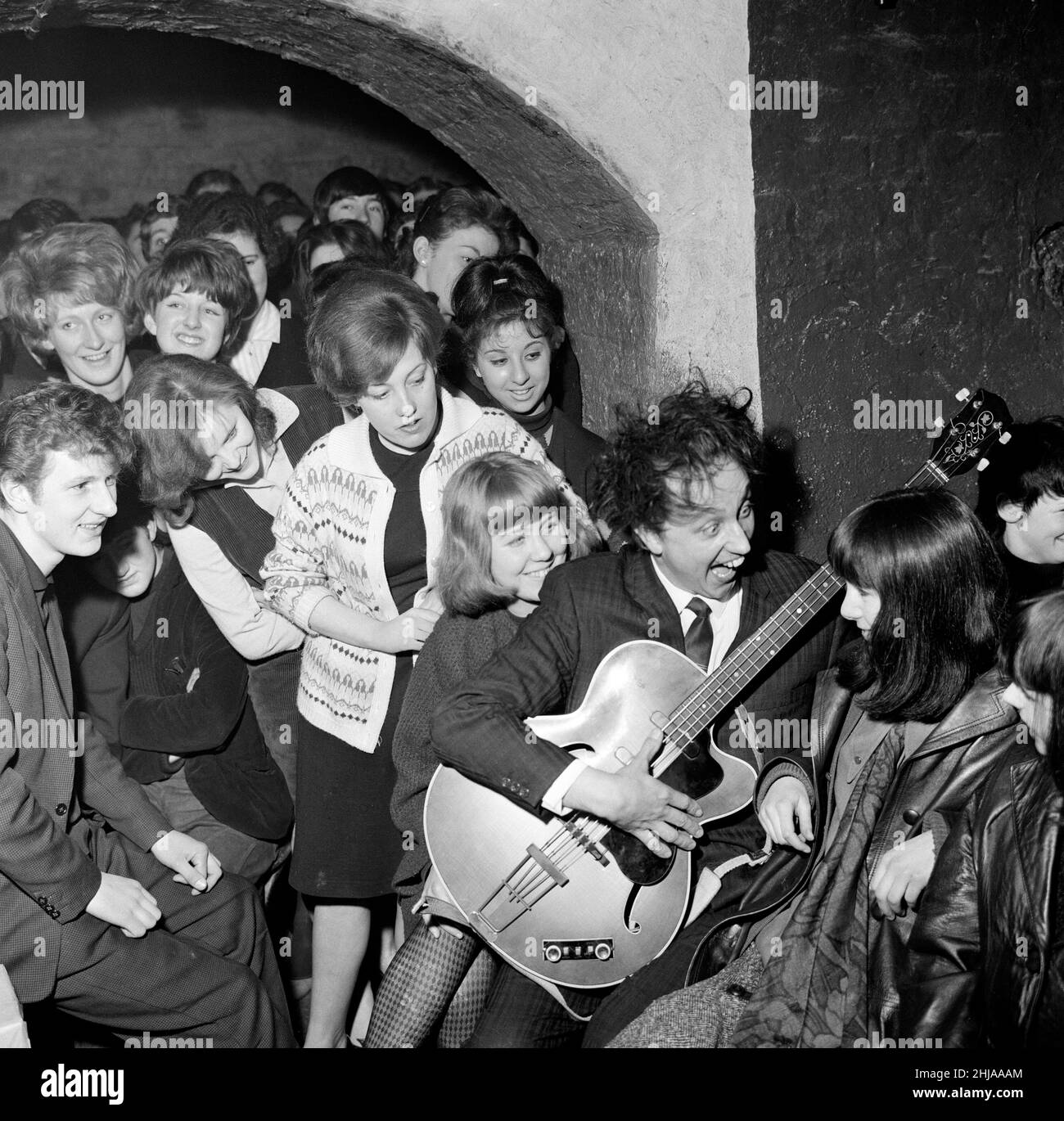 Le comédien Ken Dodd est devenu le premier membre honoraire à vie du Liverpool Cavern Club.Ken imite son chemin à travers l'un des meilleurs numéros de pop regardés par des adolescents.24th janvier 1964. Banque D'Images