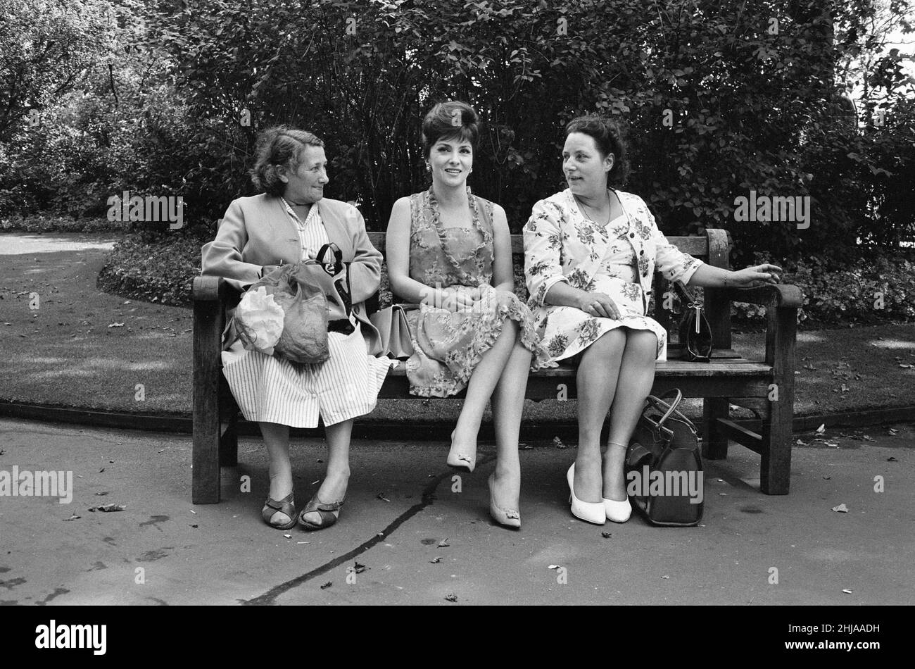 Gina Lollobrigida, actrice italienne, pose pour des photos sur le London Embankment, 31st juillet 1963. Banque D'Images