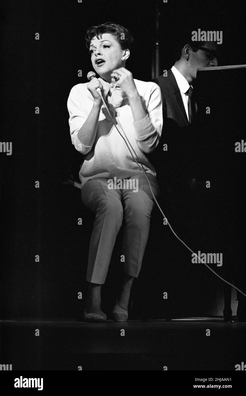 Judy Garland et sa fille retournent au Palladium de Londres pour une répétition de leur gala "Judy et Liza au Palladium".Elle doit être filmée par la télévision associée pour être diffusée à l'avenir.8th novembre 1964. Banque D'Images