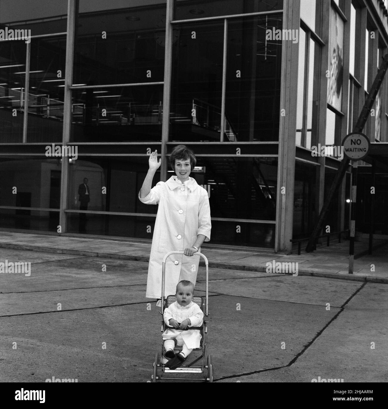 Julie Andrews à l'aéroport de Londres avec sa fille Emma.Ils sont en vol en Californie où Julie est vedette dans le film « l'américanisation d'Emily ».24th octobre 1963. Banque D'Images