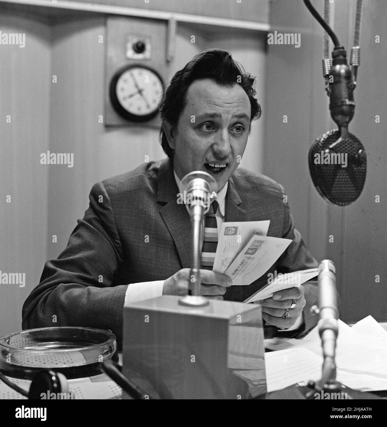 Le comédien Ken Dodd comperes 'Housewives Choice'.13th avril 1964. Banque D'Images