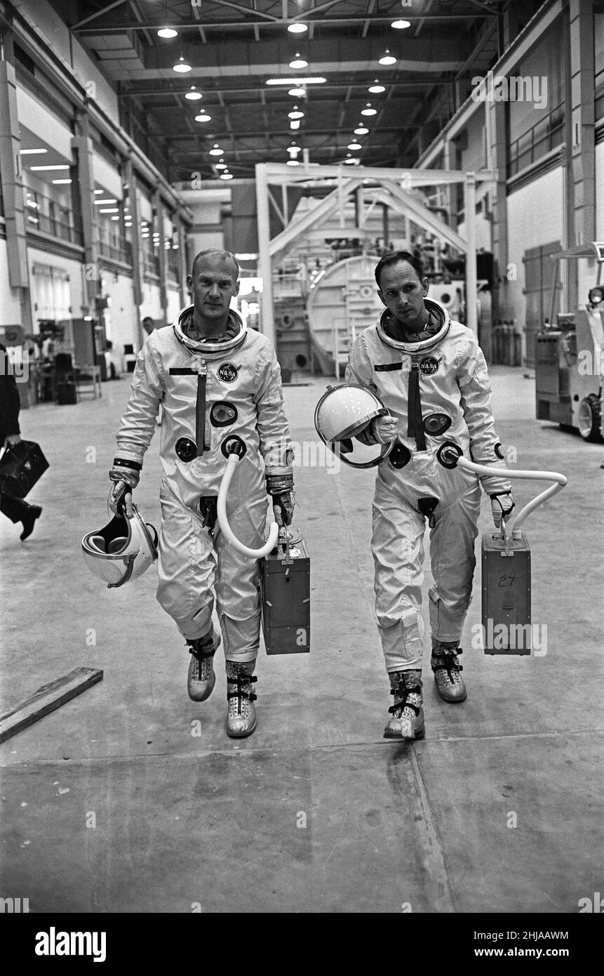 Les astronautes Edwin Eugene Buzz Aldrin (à gauche) et Theodore Cordy Ted Freeman (à droite), vus ici en marchant dans les installations d'entraînement du Johnson Space Center de Houston, au Texas.Où ils ont été la formation pour le programme spatial Gemini.30th octobre 1964Astronaut Ted Freeman est malheureusement décédé dans un accident d'avion le lendemain de la prise de cette photo Banque D'Images