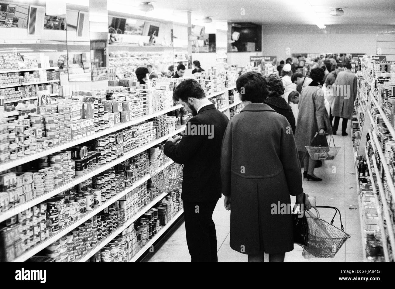 Shoppers, supermarché Fine Fare, Wilton, Londres, 29th octobre 1963.Allée de magasinage, articles sur les tablettes. Banque D'Images