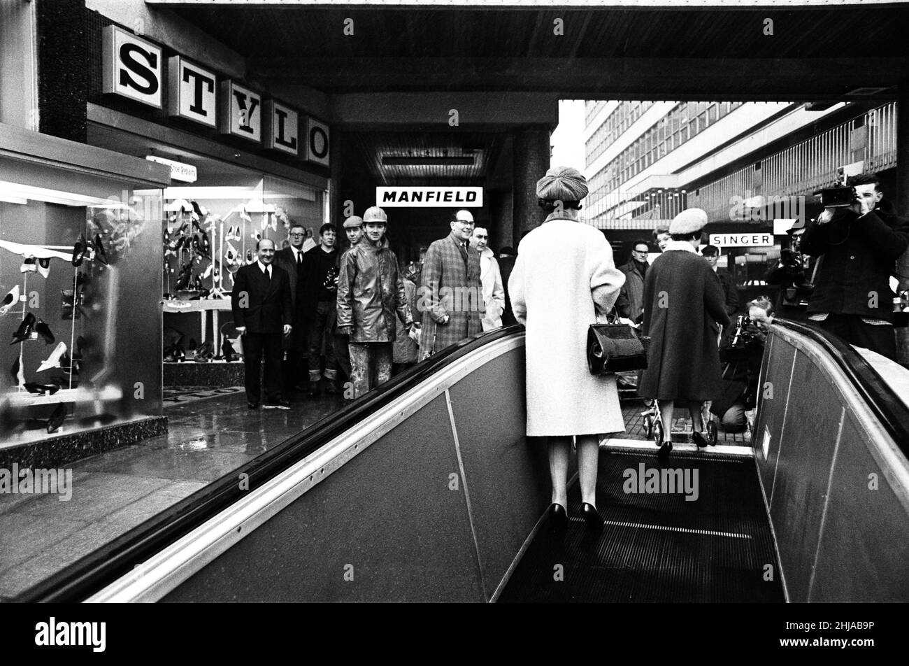 Un nouveau pavé en mouvement à Leeds, West Yorkshire.24th mars 1964. Banque D'Images