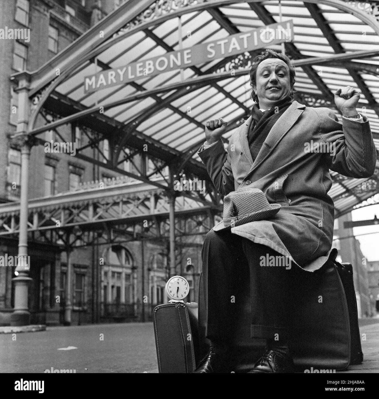 Comédien Ken Dodd à Marylebone Station, Londres.13th avril 1964. Banque D'Images