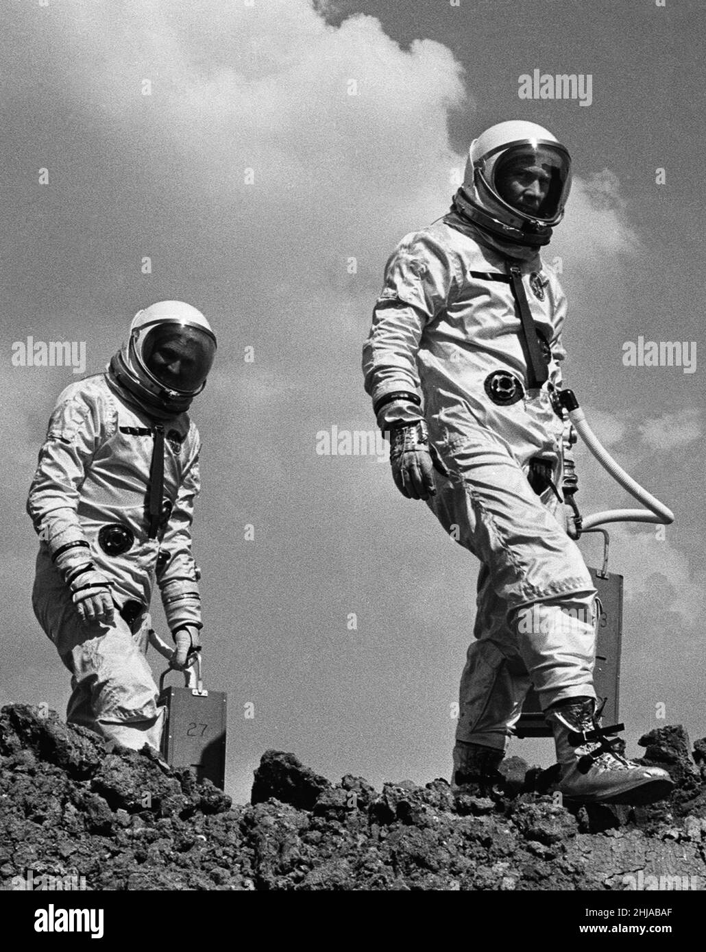 Les astronautes Edwin Eugene Buzz Aldrin (à droite) et Theodore Cordy Ted Freeman (à gauche) vus ici au Johnson Space Center de Houston, Texas.Où ils ont été la formation pour le programme spatial Gemini.30th octobre 1964Astronaut Ted Freeman est malheureusement décédé dans un accident d'avion le lendemain de la prise de cette photo Banque D'Images