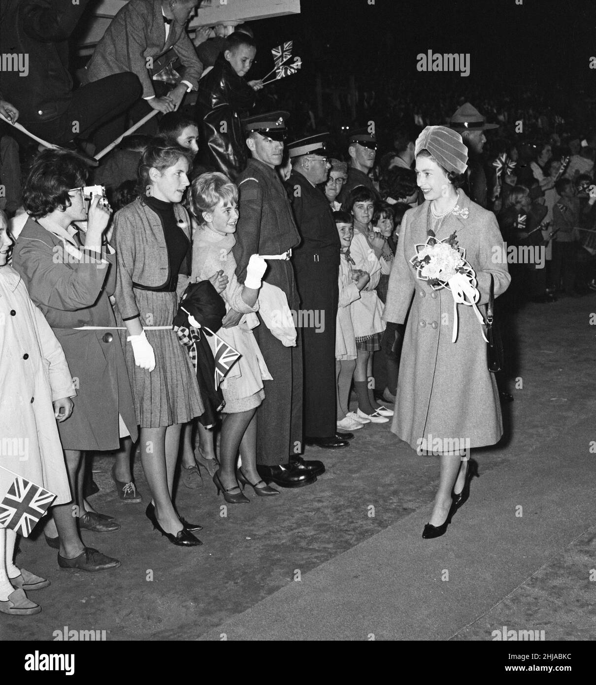 La reine Elizabeth II lors de sa visite au Canada, le 1964 octobre. Les dates de la visite étaient les 5 et 13 octobre 1964.La Reine et le prince Philip assistent à un rassemblement de milliers d'enfants où, au Colisée, les jeunes ont dû être retenus par les mounties.Photo prise le 7th octobre 1964. Banque D'Images