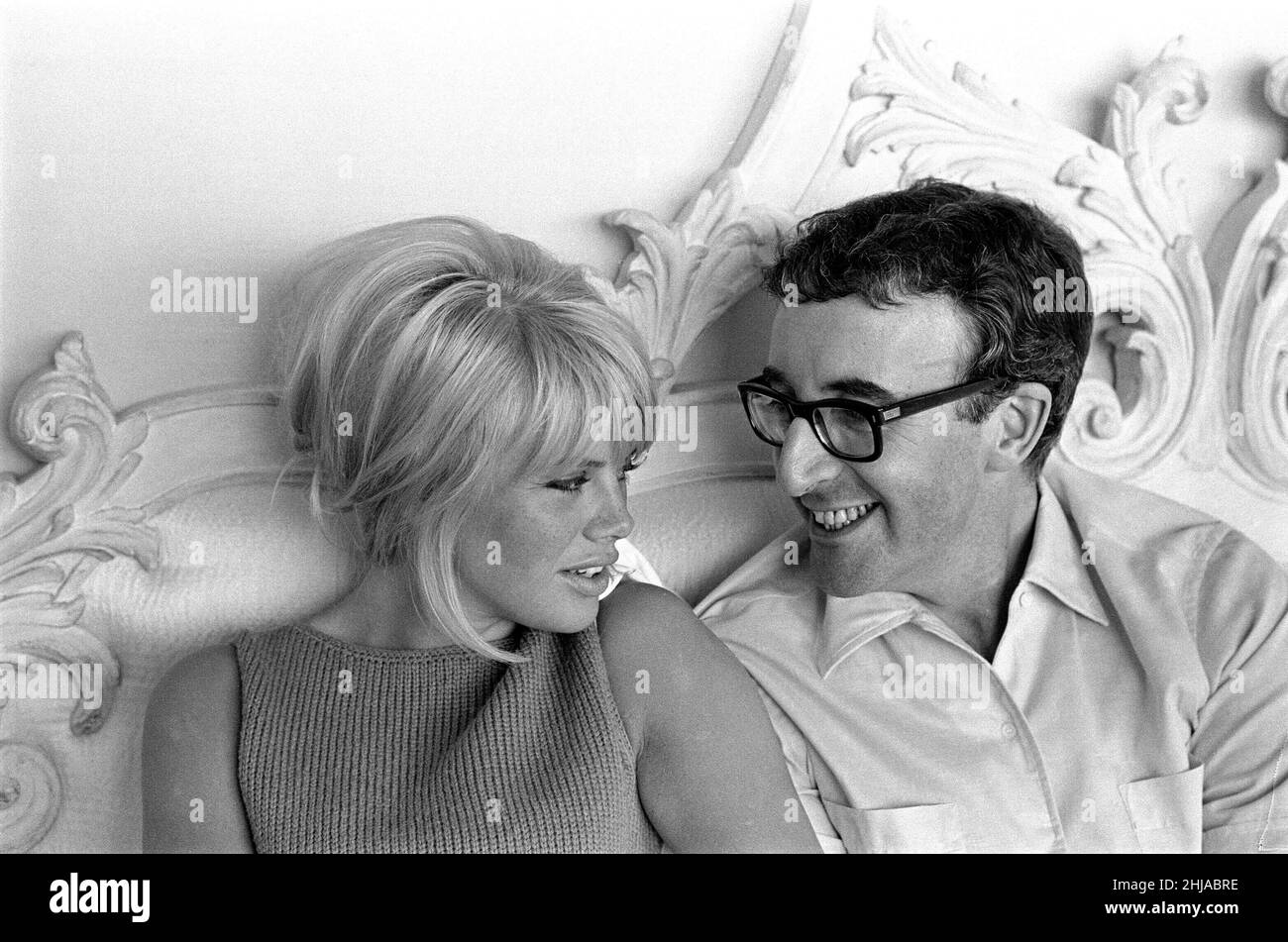 Peter Sellers et Britt Ekland, vus ici passer leur premier week-end tranquille à la maison depuis l'attaque cardiaque de Peter.Ils vivent dans la maison du millionnaire hollywoodien Charles Skoras.C'est la section la plus chère de Beverly Hills où l'ancien vice-président Richard Nixon a vécu.Photo prise le 12th mai 1964 Banque D'Images