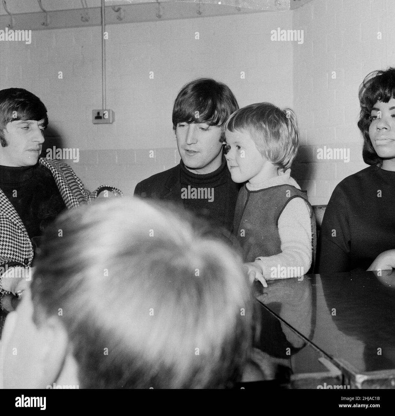 The BeatlesThe Beatles Backstage aux Beatles au Bradford Gaumont 9th octobre 1964 en photo avec la jeune fan Karen Spence de Pudsey Yworks.La chanteuse Mary Wells est tout à droite sur cette photo.Mary ouvrait pour les Beatles lors de cette visite de 1964.Ringo Starr John Lennon Banque D'Images